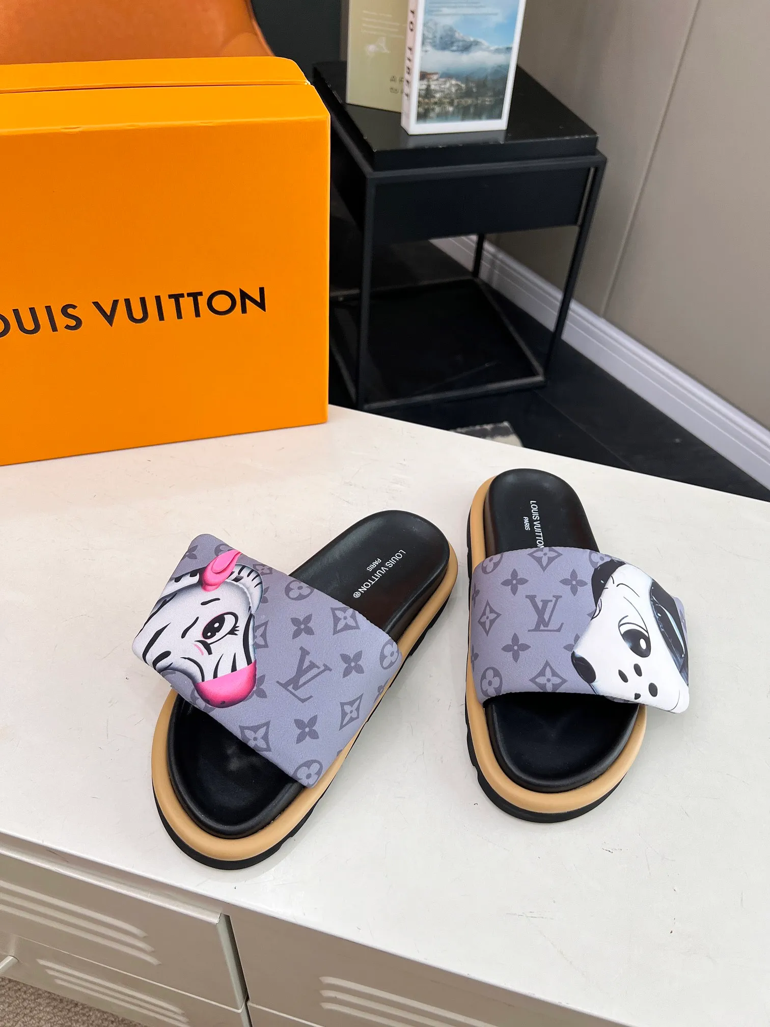 👟👟Ex-factory price 360👟👟 lv donkey brand l home 2024 hot style embossed logo embossed sandals This ol low comfort flat sandals are made of technical fabrics and use high-frequency embossing technology to reinterpret the monogram pattern. Soft padded upper with adjustable Velcro, comfortable and tough insole adds harmonious color ▪️Fabric: Original customized technical fabric ▪️Lining: soft sheepskin lining ▪️Sole: Original open-molded rubber foam outsole Color: .yellow.black▪️